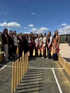 🌸👑 Nuestra Reina de la Huerta, Alba Franco, junto a su Corte de Honor, ultima su reinado asistiendo a las Jornadas de Convivencia de la Federación de Bolos Huertanos 🎳💚

Un día lleno de tradición, convivencia y orgullo huertano 🌿✨

#ReinaDeLaHuerta  #Tradiciones #BolosHuertanos #Murcia