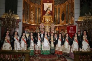 La Reina de la Huerta, Alba Franco, acompañada de su corte y miembros de la Federación, ha asistido esta tarde a la emotiva ofrenda de flores a la Virgen de la Caridad en Cartagena. 🌸💐

Un acto lleno de tradición, devoción y orgullo por nuestras raíces. ✨

#ReinaDeLaHuerta #murcia #Cartagena #VirgenDeLaCaridad #OfrendaDeFlores