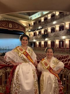 🎶✨ Anoche se celebró la XVI Muestra Nacional de Folclore “Ciudad de Yecla” en el Teatro Concha Segura, acto al que asistieron nuestras Reinas de la Huerta, Ángela Muñoz Briones 👑 y Leonor Antón Pons 👑.

Fueron acompañadas por sus damas de honor: Lucía Fons Alcántara 💐, Iliana María Moya López 💐, Marina Pérez Jiménez 💐 y María López Flores 💐.

Nuestra comitiva fue recibida previamente en el Ayuntamiento de Yecla 🏛️, donde disfrutamos de una magnífica acogida antes de vivir una noche llena de cultura, tradición y folclore ❤️🎶

#Yecla #Folclore #MuestraNacionalDeFolclore #ReinasDeLaHuerta