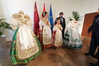 🌺👑 En la visita al Palacio de San Esteban esta mañana, las Reinas de la Huerta y sus Cortes de Honor 💐 han vivido un momento muy especial ✨

El presidente de la Comunidad Autónoma, Fernando López Miras, les ha hecho entrega a nuestras Reinas de segundo traje 👗💚, de color verde, regalado por la Comunidad Autónoma 🎁

¡Un momento lleno de tradición, elegancia y emoción! 🌷💃

#FiestasDePrimavera #ReinasDeLaHuerta #TradiciónMurciana @turismoregiondemurcia @reinadelahuerta_2026