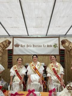 🌺✨ Imágenes del cuarto día de Fiestas de Primavera Parte III ✨🌺

Tras el desfile, la Reina Mayor y su Corte disfrutaron de una cena en la Real Peña “La Seda”, en el Jardín de la Cruz, en un ambiente de convivencia y tradición 🍽️🎶

Por su parte, la Reina Infantil y su Corte compartieron una agradable velada en la Peña Las Tenajas, viviendo el ambiente festivo de nuestras peñas 🥳

La jornada finalizó con la asistencia al Certamen de Tunas, donde la música puso el broche perfecto a un gran día 🎶✨

#Murcia #FiestasDePrimavera #PeñasHuertanas #ReinasDeLaHuerta #Tradición @turismoregiondemurcia