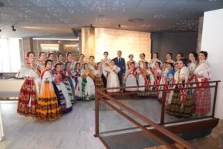 🌺✨ Imágenes del cuarto día de Fiestas de Primavera Parte I ✨🌺

Durante la jornada, nuestras Reinas Ángela y Leonor, junto a sus respectivas Cortes de Honor, continuaron disfrutando de un día lleno de actos y tradición 👑

Comenzaron con la visita al Museo de la Muralla de Santa Eulalia, descubriendo parte de la historia de nuestra ciudad 🏛️

Posteriormente, realizaron una visita oficial a la Delegación del Gobierno, en un encuentro institucional marcado por la cercanía 🤝

La mañana finalizó con una comida en la Peña Tablacho, compartiendo momentos de convivencia y ambiente festivo 🍽️🎶

#Murcia #FiestasDePrimavera #ReinasDeLaHuerta #Tradición #PeñasHuertanas @turismoregiondemurcia @culturademurcia @deleggobmurcia