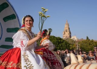 🌺✨ Imágenes del cuarto día de Fiestas de Primavera Parte II ✨🌺

Nuestras Reinas Ángela y Leonor, junto a sus respectivas Cortes de Honor, participaron en el tradicional Desfile de la Batalla de las Flores, llenando las calles de color, alegría y espíritu festivo 🌸👑

Un desfile lleno de emoción, flores y orgullo huertano que hizo vibrar a toda Murcia 🎉🌷🍋

#Murcia #FiestasDePrimavera #BatallaDeLasFlores #ReinasDeLaHuerta #Tradición @turismoregiondemurcia