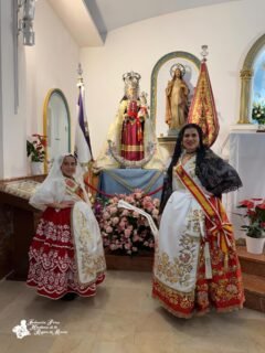 👑✨ Nuestras Reinas Ángela y Leonor, junto a sus Cortes de Honor 💐, con la Morenica en El Siscar 🤍🌸

Un momento lleno de emoción, tradición y devoción que quedará para el recuerdo 🕊️✨

#LaMorenica #VirgenDeLaFuensanta #ElSiscar #ReinasdelaHuerta #CortedeHonor