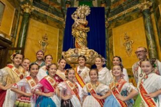 🌾✨ La Romería de San Isidro Labrador de Cehegín reunió a vecinos y visitantes para celebrar la festividad del patrón de la gente del campo.

Asistieron las damas de honor de la Reina Infantil de la Huerta, Elsa Martínez Micol, Raquel Campos Serrano, Lola Parra Tornel, Marina Pérez Jiménez, Clara Conesa Iniesta, Celia Ruiz Sánchez y Lydia Sierra López.

Queremos agradecer al Ayuntamiento de Cehegín la invitación a este bonito desfile y la gran acogida recibida. 💚

Las damas de la Corte de Honor visitaron el camerino de la Virgen de las Maravillas y el convento de San Esteban, acompañadas por la alcaldesa de Cehegín, Alicia del Amor; el concejal de Economía y Hacienda, Cultura, Juventud, Festejos y Transparencia, Lolo García Collado; y miembros de la Junta Directiva de la Hermandad.

Una tarde muy especial llena de tradición, convivencia y cariño. 🌸🤍

#Murcia #ReinaInfantilDeLaHuerta #SanIsidro #Cehegín #Tradiciones