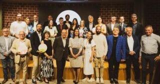 🏆✨ PREMIOS ORIGINALES REGIÓN DE MURCIA ✨🏆

“Esta primera edición de los ‘Premios Originales’ es el inicio de algo que va mucho más allá de una gala. Es la demostración de que cuando las Denominaciones de Origen de la Región de Murcia trabajamos juntas, somos capaces de construir algo grande.”
— José Martínez, presidente de la D.O. Arroz de Calasparra y de la Asociación Origen Murcia.

🌾💛 Un reconocimiento a quienes mantienen viva la esencia, la cultura, la gastronomía y el talento de nuestra tierra.

🏅 PREMIO EMBAJADOR ORIGINAL REGIÓN DE MURCIA
🎉 Federación de Peñas Huertanas de la Región de Murcia

74 peñas que trabajan cada día por conservar y transmitir nuestras tradiciones: el traje huertano 👒, los paparajotes 🍋, la jota 🎶, la parranda, el Bando de la Huerta y todo aquello que nos hace únicos.
✨ En 2026 celebran el 175 aniversario del Bando de la Huerta, Fiesta de Interés Turístico Internacional.

👏 DISTINGUIDOS 2026 👏

🎨 ESTUDIO SANTA CRUZ ARQUITECTURA — Premio Artista Original
🛍️ MI TIERRA Gourmet — Premio Comercio Original
🌾 Federación de Peñas Huertanas — Premio Embajadores Originales Región de Murcia
🎙️ PACHI LARROSA — Premio Comunicación Original
🍽️ CASA BORREGO — Premio Cocina Original
⭐ RESTAURANTE EL CHURRA — Premio Trayectoria Original
📲 ENCARNA TALAVERA — Premio Contenido Original
🎸 VIVA SUECIA — Premio Especial

❤️ Murcia es talento, tradición y autenticidad.

#PremiosOriginales #OrigenMurcia #RegióndeMurcia #MurciaOriginal #BandoDeLaHuerta
:::
