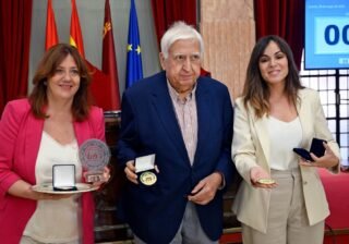 🌺✨ En el día de ayer, la Federación de Peñas Huertanas de la Región de Murcia acordó, antes del comienzo del Pleno en el Excmo. Ayuntamiento de Murcia, hacer entrega de una Medalla Conmemorativa del “175 Aniversario del Bando de la Huerta de Murcia” a la Excma. Sra. Alcaldesa de Murcia y a cada un@ de l@s concejal@s de la Corporación Municipal.

Asimismo, se entregó una medalla para que sea trasladada a la familia del Excmo. Sr. D. José Francisco Ballesta Germán, recientemente fallecido. D.E.P. Amén 🙏✝️💐, así como al Sr. Secretario del Ayuntamiento.

Al acto asistieron nuestro Presidente Juan García Serrano, nuestra Presidenta Fuensanta Martínez Martínez y la Reina de la Huerta Ángela Muñoz Briones. 🌸👑

Un emotivo reconocimiento a la historia, tradición y legado de nuestras Fiestas de Primavera y del Bando de la Huerta 🌺💚

#FederacionDePeñasHuertanas #BandoDeLaHuerta #175Aniversario #Murcia #FiestasDePrimavera