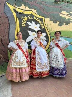 🌸✨ Cambio de Madrinas en la Peña El Azahar ✨🌸

Nuestras Reinas de la Huerta, Leonor Antón Pons y Ángela Muñoz Briones, asistieron en la noche de ayer al emotivo acto de cambio de bandas de las Madrinas de la Peña El Azahar, así como a su tradicional encuentro folclórico.

Estuvieron acompañadas por sus damas de honor Elsa Martínez Micol, Valeria Ros Cruz, Iliana M.ª Moya López y María Muñoz Martínez, compartiendo una preciosa noche llena de tradición, folclore y convivencia huertana. 💐🎶

Queremos agradecer a la Peña El Azahar la magnífica acogida y el cariño con el que recibieron a nuestra comitiva, haciendo que la noche fuera aún más especial e inolvidable. 💖✨

Felicitar a las nuevas Madrinas y les deseamos que disfruten al máximo de este año tan especial, lleno de experiencias únicas, emociones y momentos para recordar. 🌿👑

#ReinasDeLaHuerta #CorteDeHonor #PeñaElAzahar #CambioDeMadrinas #TradicionesMurcianas