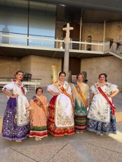 ✨ Anoche tuvimos el honor de asistir a la Proclamación de las Reinas y Damas de las Fiestas de Elche, un acto lleno de emoción, tradición e ilusión.

En representación de la Federación de Peñas Huertanas de la Región de Murcia asistieron nuestra Reina de la Huerta, Ángela Muñoz Briones, acompañada por las Damas de Honor María Muñoz Martínez y Marta Escribano Ruipérez, compartiendo una velada muy especial junto a los ilicitanos.

💐 Enhorabuena a las nuevas Reinas y Damas de las Fiestas de Elche. Os deseamos un reinado inolvidable, lleno de momentos únicos, orgullo por vuestras tradiciones y grandes recuerdos.

#FiestasDeElche #Proclamación #ReinaDeLaHuerta #CorteDeHonor