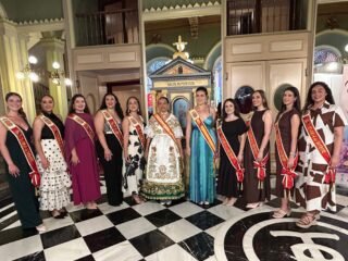 ✨ El pasado viernes 26 disfrutamos del espectáculo “Pasión por lo Nuestro”, organizado con motivo del 50.º aniversario del Grupo Folclórico Virgen de los Peligros de la Peña Huertana L’Artesa.

Al acto asistieron nuestra Reina de la Huerta, Ángela Muñoz Briones, acompañada por toda su Corte de Honor, compartiendo una noche muy especial en la que el folclore, la música y las tradiciones murcianas fueron los grandes protagonistas.

Desde la Federación de Peñas Huertanas de la Región de Murcia queremos felicitar al Grupo Folclórico Virgen de los Peligros y a la Peña Huertana L’Artesa por este importante aniversario, agradeciéndoles su dedicación y compromiso para mantener vivas nuestras raíces y tradiciones.

¡Enhorabuena por estos 50 años de historia y que sean muchos más! 💚

#PeñaLArtesa #GrupoFolclóricoVirgenDeLosPeligros #50Aniversario #PasiónPorLoNuestro