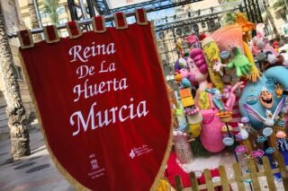 🌸 Ángela Muñoz, Reina de la Huerta, y sus Damas de Honor, María López, Marta Pérez, Nuria Abellán y Ainara Ortín, pusieron rumbo a Alicante para disfrutar de unos días llenos de color, mascletás y, sobre todo, una convivencia maravillosa entre dos fiestas hermanas 🌸

 📸 ¡No te pierdas todas las fotos para revivir el viaje con nosotros!

#Reinadelahuerta #Murcia #Alicante #HoguerasDeSanJuan #Hogueras2026