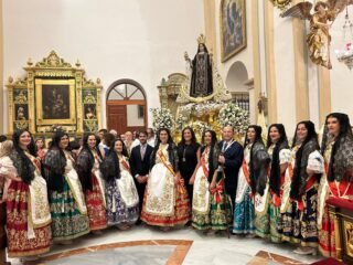 🌸 El pasado jueves, nuestra Reina de la Huerta, Ángela Muñoz Briones, junto a su Corte de Honor, asistió a la solemne procesión en honor a la Virgen del Carmen.

Una tarde cargada de devoción, tradición y sentimiento, en la que nuestras representantes tuvieron el honor de acompañar a los vecinos y fieles en una de las celebraciones más arraigadas de nuestro calendario.

✨ Gracias por el cariño y la magnífica acogida recibida durante toda la jornada.

#ReinaDeLaHuerta #CorteDeHonor #VirgenDelCarmen #Tradición