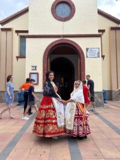 ✨ Los Alcázares celebró ayer con gran emoción el día grande de sus fiestas en honor a su patrona, la Virgen de la Asunción.  🙏 Una jornada marcada por la tradición y la devoción, en la que la Virgen recorrió las calles y el paseo marítimo acompañada por cientos de vecinos y visitantes. Durante el recorrido, frente a La Encarnación, la Coral Nuestra Señora de la Asunción puso música a este emotivo momento.  👑 Nuestras Reinas de la Huerta, Ángela Muñoz Briones y Leonor Antón Pons, quisieron acompañar esta celebración y compartir con los vecinos una tarde-noche tan especial. Durante el trayecto tuvieron también la oportunidad de saludar a nuestro Presidente de la Federación de Peñas Huertanas, Juan García Serrano. 🤝  🌸 La procesión llegó hasta la Plaza de Armas de Los Alcázares, donde se realizó una ofrenda floral 💐💐. Después, la Virgen salió al Mar Menor para disfrutar de una estampa única, con los castillos de fuegos artificiales 🎆 iluminando el cielo y poniendo el broche de oro a la celebración.  ❤️ Una noche para guardar en el recuerdo y que refleja, un año más, el cariño y la devoción que Los Alcázares profesa a su patrona.  #VirgenDeLaAsunción #MarMenor #LosAlcázares #ReinasDeLaHuerta #bandodelahuertayelmar