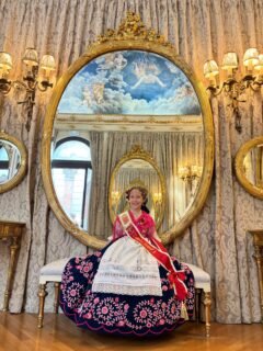 Hoy celebra su cumpleaños Clara Conesa Iniesta , Dama de Honor de la Reina Infantil de la Huerta de Murcia 2026. ¡Muchas felicidades, Clara!  Esperamos que pases un día de cumpleaños maravilloso. 🥳🎉🎂🎁💐🌼
