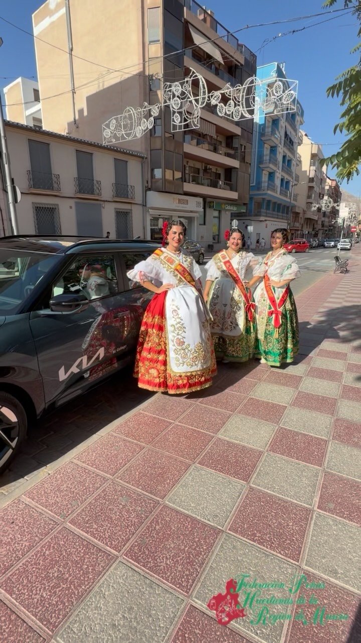 🍇✨ Fiestas de la Vendimia de Jumilla ✨🍇  Hoy hemos tenido el placer de visitar Jumilla y disfrutar de sus tradicionales Fiestas de la Vendimia, una celebración llena de tradición, alegría y cultura de nuestra Región de Murcia. 💜🍇  Y, como siempre, contamos con un compañero de viaje que nunca falla. 🚗💨 @kiamgallego nos acompaña en nuestros trayectos, y en esta ocasión hemos podido descubrir el nuevo Kia Seltos, que nos ha llevado hasta Jumilla para vivir esta bonita jornada. ❤️  ¡Gracias por acompañarnos siempre en el camino y por formar parte de nuestros momentos! 🥰  #FiestasDeLaVendimia #Jumilla #Vendimia #RegiónDeMurcia #KiaSeltos @kiamgallego