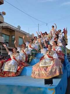 Ayer, nuestras Reinas de la Huerta 2026, Ángela Muñoz Briones y Leonor Antón Pons, junto a sus Damas de Honor, vivieron un día inolvidable desfilando desde una colorida carroza en el Bando Internacional de la Huerta y el Mar de Los Alcázares. 🌊💐✨