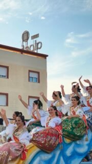 Los Alcázares se viste de gala para rendir homenaje a nuestras raíces 🍋🌊
Las Reinas de la Huerta, junto a sus cortes de honor, iluminan las calles en el Bando Internacional de la Huerta y el Mar de Los Alcázares.
✨ Un despliegue de alegría y generosidad que nos recuerda la grandeza de nuestras raíces y el orgullo de nuestras fiestas.  #ReinasdelaHuerta  #LosAlcazares #HuertayMar #ReinadelaHuerta2026 #FederacionPeñasHuertanas