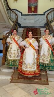 🍇✨ Jumilla se viste de tradición para celebrar sus Fiestas de la Vendimia ✨🍇  Un pequeño resumen de lo vivido ayer por nuestra Reina de la Huerta 2026, Ángela Muñoz Briones, junto a las Damas de Honor Inés Talaya Meseguer y María Muñoz Martínez, que participaron en la tradicional Ofrenda de Uvas y Primer Mosto al Niño de las Uvas. 🍇💜  #FiestasDeLaVendimia #Jumilla #OfrendaDeUvas #RegiónDeMurcia