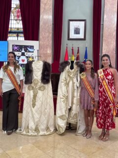 ✨ El pasado martes día 1, el Ayuntamiento de Murcia 🏛️ acogió la presentación de los trajes oficiales que lucirán las Abanderadas Mayor e Infantil de la Federación de Asociaciones de Fiestas de Moros y Cristianos “Civitas Murcie” de la Región de Murcia. ⚔️🏰✨  Nuestra Reina de la Huerta, Ángela Muñoz Briones 👑🌸, quiso acompañarlas en esta ocasión tan especial, compartiendo con ellas una momento de tradición, elegancia y emoción. 💐❤️  Los trajes son auténticas obras de arte 🎨✨, diseñadas y confeccionadas por Manuel de la Vega 🧵👗, que vestirán con orgullo a nuestras Abanderadas durante las Fiestas de Moros y Cristianos 2026. ⚔️🏰🎉  ¡Enhorabuena por estas maravillosas creaciones, que las disfrutéis! 👏✨💖  #ReinaDeLaHuerta #MorosYCristianos #CivitasMurcie #FeriaDeMurcia