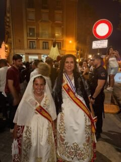 ✨💐 ¡Comienza la Feria de Murcia! 💐✨  El jueves 3 vivimos uno de los momentos más esperados: acompañamos a nuestra querida Virgen de la Fuensanta en su tradicional traslado, dando así comienzo a la Feria de Murcia. 🌸🙏🏻  Un día lleno de tradición, devoción y sentimiento murciano, que contó con la presencia de nuestras Reinas de la Huerta, Ángela Muñoz Briones y Leonor Antón Pons, que vivieron este momento tan especial junto a todos los murcianos. 👑💚  ¡Que comience la Feria! 🎡🎶🌿  #FeriaDeMurcia #VirgenDeLaFuensanta #ReinasDeLaHuerta #Murcia #TradiciónMurciana