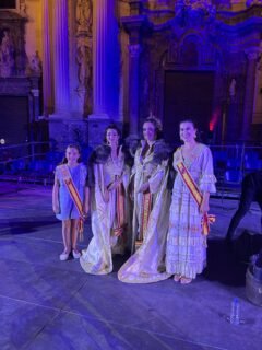 🏰✨ Nuestras Reinas de la Huerta, Ángela Muñoz Briones y Leonor Antón Pons, asistieron al Pregón de las Fiestas de Moros y Cristianos de Murcia, dando comienzo a unos días llenos de historia, tradición y color. ⚔️🏹🎉  En esta ocasión, la encargada de pronunciar el pregón fue Encarna Talavera, quien puso voz a unas fiestas que cada año nos acercan a nuestras raíces y a la riqueza de nuestra ciudad. 👏✨  #MorosyCristianos #Murcia #ReinasDeLaHuerta #FiestasDeMurcia