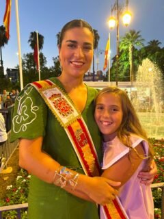 Ayer vivimos un momento muy especial en los Huertos del Malecón, donde nuestras Reinas de la Huerta, Ángela Muñoz Briones y Leonor Antón Pons, participaron en una entrevista con Nazaret Navarro para la Cadena SER. 🌿🎙️💚  Una bonita oportunidad para hablar de nuestras tradiciones, de la Feria de Murcia y de lo que significa representar a la Huerta y a nuestra tierra durante este año tan especial. 👑🌸✨  ¡Gracias a Cadena SER y a Nazaret Navarro por compartir este ratito con nuestras Reinas! 💚  #ReinaDeLaHuerta #FederaciónDePeñasHuertanas #FeriaDeMurcia #HuertosDelMalecón #CadenaSER