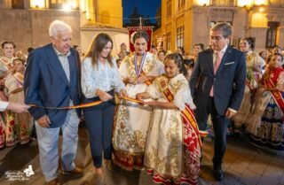 🌿💚 Murcia, sus tradiciones y el sentir huertano 💚🌿  Hablamos de uno de los momentos más emotivos de nuestra Feria: el Desfile Huertano y la Ronda de Despedida a la Virgen de la Fuensanta, una cita en la que nuestras peñas, nuestros grupos de coros y danzas y toda la familia huertana vuelven a llenar Murcia de música, tradición y sentimiento. 🎶🌸  Una ocasión también para hablar de nuestras cosas, de nuestras costumbres, de la importancia de mantener vivo nuestro patrimonio y de todo lo que representa la Federación de Peñas Huertanas de la Región de Murcia.  Junto a nuestras Reinas de la Huerta, Ángela Muñoz Briones y Leonor Antón Pons, compartimos esta celebración con la Alcaldesa de Murcia, Rebeca Pérez, y el Concejal Jesús Pacheco, poniendo en valor una Murcia que mira al futuro sin olvidar nunca sus raíces. 👑🌾❤️  Porque la huerta no es solo una tradición… es nuestra identidad, nuestra historia y una forma de sentir Murcia. 💚  #FederaciónDePeñasHuertanas #Murcia #FeriaDeMurcia #DesfileHuertano #VirgenDeLaFuensanta