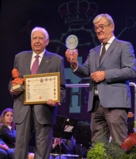 ✨ El Real y Muy Ilustre Cabildo Superior de Cofradías de Murcia hizo entrega de sus distinciones en el Teatro Romea, en una emotiva jornada de reconocimiento y tradición.  🏅 En esta ocasión, la Federación de Peñas Huertanas de la Región de Murcia recibió una Mención Especial con motivo del 175 Aniversario del Bando de la Huerta de Murcia, poniendo en valor nuestra historia, nuestras tradiciones y la cultura huertana.  🤝 Como muestra de agradecimiento y hermanamiento, la FPHRM hizo entrega al Cabildo de un recuerdo conmemorativo del 175 Aniversario del Bando de la Huerta.  ❤️ La distinción fue recogida por nuestro presidente, Juan García Serrano, acompañado por la vocal de la Federación, Sandra Hernández Muñoz.  ¡Enhorabuena y gracias por este reconocimiento! ❤️🤝  #FederaciónDePeñasHuertanas #BandoDeLaHuerta #175Aniversario #Murcia