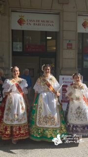 ✨👑 El pasado 25 de septiembre, nuestra Reina de la Huerta 2026, Ángela Muñoz Briones, junto a dos de sus Damas de Honor, Lucía Fons Alcántara y Cristina Conesa Valverde, emprendieron un viaje muy especial hasta Barcelona, Cataluña.  📍 Allí visitaron la Casa Regional de Murcia en Barcelona, donde fueron recibidas con todo el cariño de los murcianos que viven lejos de su tierra 💐.  Juntas compartieron momentos llenos de emoción, tradición y orgullo murciano durante los actos de Fuensanta 2026, como el pregón, la coronación de las nuevas Reinas de la Casa Regional y una misa huertana. 🌸  Queremos agradecer a la Casa Regional de Murcia en Barcelona su invitación. Sin duda, nos hicieron sentir como en casa. ❤️  #murcia #barcelona #2026 #reinadelahuerta