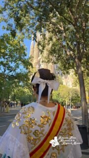 ✨ Más momentos de nuestra Reina de la Huerta 2026, Ángela Muñoz Briones, y sus Damas de Honor, Lucía Fons Alcántara y Cristina Conesa Valverde, disfrutando de un bonito paseo por los alrededores de la Sagrada Familia y descubriendo algunos de los rincones de Barcelona. 💐✨  #septiembre #2026 #barcelona #murcia #reinadelahuerta