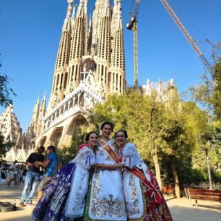 Aún con la mente en Barcelona 🌸  Nuestra Reina de la Huerta, Ángela Muñoz, y sus Damas de Honor, Cristina Conesa y Lucía Fons, visitaron la Casa Regional de Murcia en Barcelona, donde las recibieron con el cariño y entusiasmo de costumbre.  Y no podíamos marcharnos sin ver la Sagrada Familia.  ¡Desliza para ver cómo fue! 👉  #ReinaDeLaHuerta #Murcia #CasaRegionalDeMurcia #Barcelona #SagradaFamilia