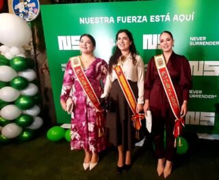 💚 Compromiso, solidaridad y esperanza. 💚  👑 La Reina de la Huerta de Murcia, Ángela Muñoz Briones, acompañada por Inés Talaya Meseguer y Marta Pérez Martínez, Damas de su Corte de Honor, y por María José Pereñíguez, vocal de Protocolo y Relaciones Externas de la Federación, asistieron el pasado día 27 a la inauguración del primer centro propio de la Fundación Never Surrender en Murcia capital. 🎉  🤝 Una ocasión muy especial para conocer de primera mano, de la mano de su presidente, el doctor Alberto González-Costea López, y de miembros de su junta directiva, este magnífico proyecto, cuyo objetivo es mejorar la calidad de vida de las personas que afrontan el cáncer a través del ejercicio físico, ofreciéndoles apoyo, acompañamiento y nuevas herramientas para afrontar la enfermedad. 💪❤️  🏥 Desde la Federación de Peñas Huertanas de la Región de Murcia queremos agradecer a la Fundación Never Surrender su invitación y la oportunidad de compartir este momento tan importante junto a sus miembros, voluntarios, monitores deportivos, profesionales sanitarios y usuarios, además de conocer sus nuevas instalaciones.  🌟 Les deseamos todo el éxito del mundo y mucha fuerza para seguir desarrollando esta iniciativa, un proyecto que suma, ayuda y da esperanza.  💚 ¡Enhorabuena por vuestra nueva sede y, sobre todo, por la extraordinaria labor que realizáis en nuestra Región! 👏👏