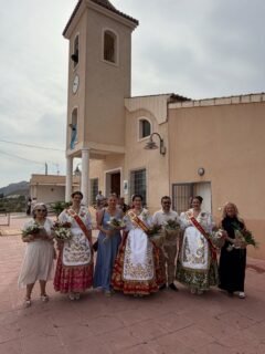 ✨ En la tarde de ayer, nuestra Reina de la Huerta, Ángela Muñoz Briones, acompañada por las Damas de Honor Nuria Abellán Cánovas y Marta Escribano Ruipérez, asistió a la aldea de La Garapacha para participar en los actos celebrados con motivo de la festividad en honor a la Virgen del Carmen. 💙🙏

🤝 Queremos expresar nuestro más sincero agradecimiento a la Alcaldesa de Fortuna, Catalina Herrero, al Alcalde Pedáneo de La Garapacha, Miguel Ángel Miralles, y, muy especialmente, a todos los vecinos de la aldea por el cariño, la hospitalidad y el magnífico recibimiento que nos brindaron.

💚 Ha sido un verdadero placer compartir con vosotros una jornada llena de tradición, fe y convivencia, en un entorno tan especial. ¡Gracias por hacernos sentir como en casa! 🫶

#ReinaDeLaHuerta #LaGarapacha #VirgenDelCarmen #Fortuna #Tradición @la_garapacha @ayuntamiento_fortuna