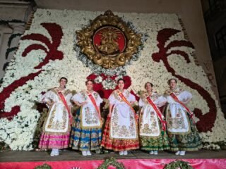 Uniendo tradiciones, estrechando lazos ✨

La Reina de la Huerta, Ángela Muñoz, y sus Damas de Honor, María López, Ainara Ortín, Marta Pérez y Nuria Abellán, viajaron hasta Alicante para vivir desde dentro la magia y el fuego de las Hogueras. Un encuentro único donde el azahar de nuestra tierra se funde con el olor a pólvora y la hospitalidad alicantina 🌸

¡Gracias por recibirnos con tanto cariño en unos días tan especiales! 🔥

👉🏻 Desliza para ver los mejores momentos de una visita inolvidable

#Reinadelahuerta #Hogueras2026 #Alicante #Fogueres #Tradiciones